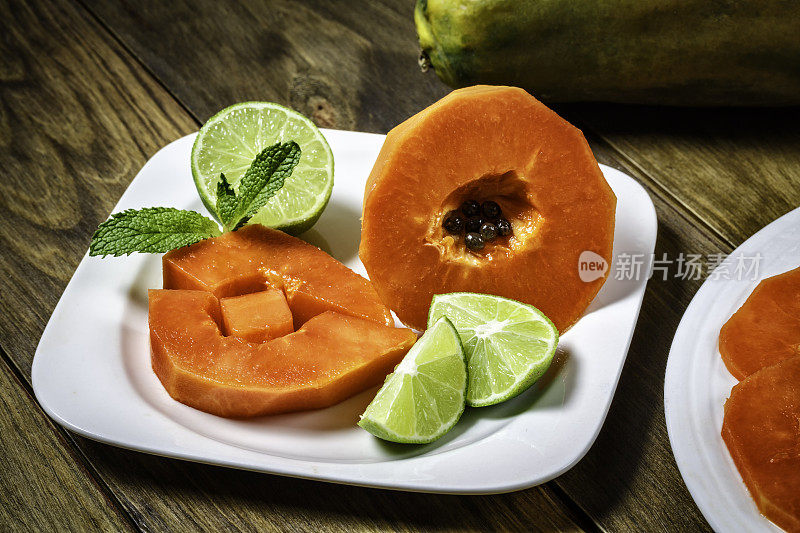 木瓜切片餐盘甜点，健康的水果。