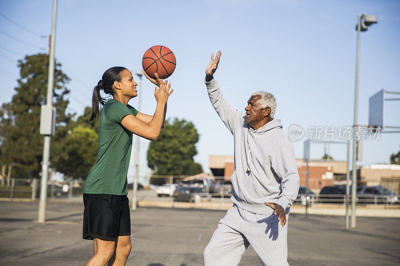 爸爸和女儿在打篮球