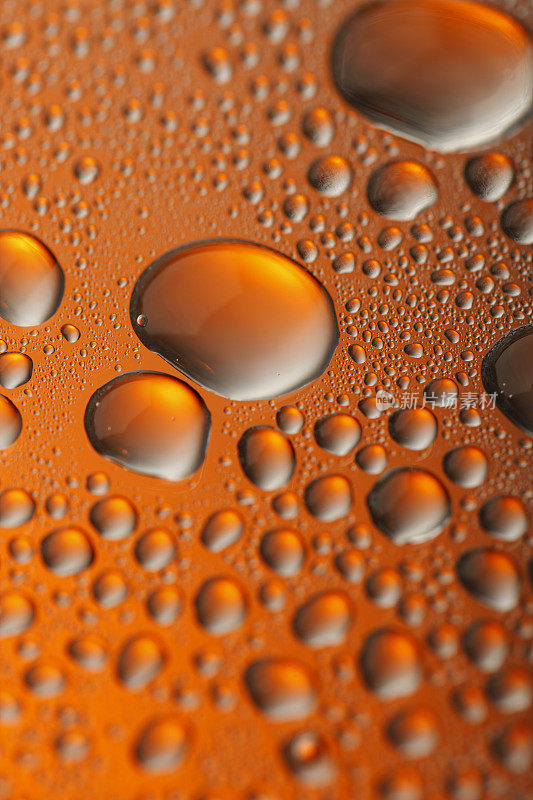 冰冰的玻璃杯新鲜的啤酒覆盖着水滴凝结冷饮水滴橙饮背景雨滴纹理近
