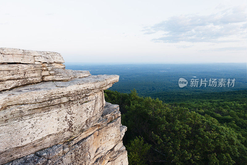 森林景观与沙旺坎克悬崖阿巴拉契亚山脉纽约