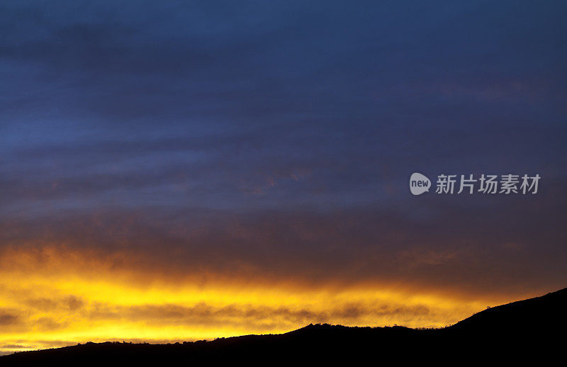 从我家窗户看到的夕阳。