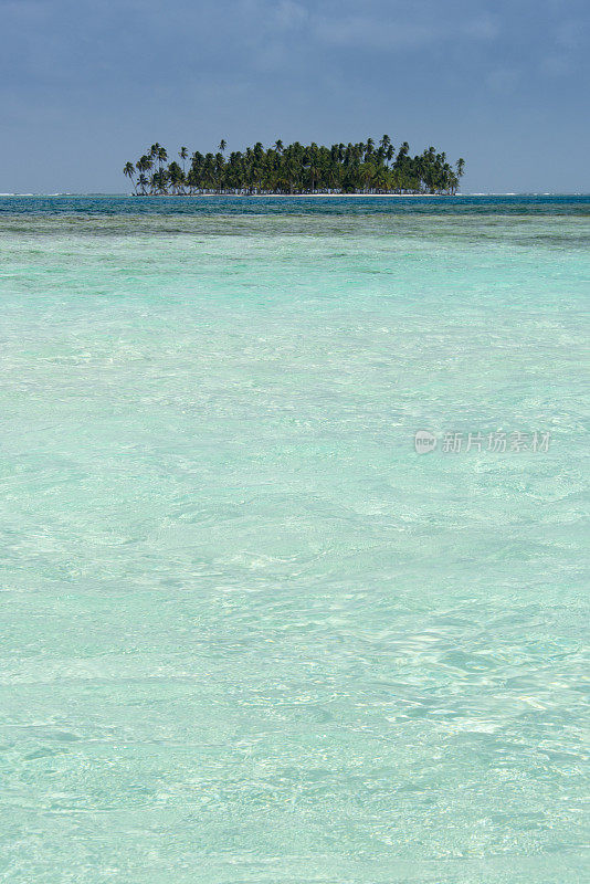 绿松石海洋中的热带岛屿