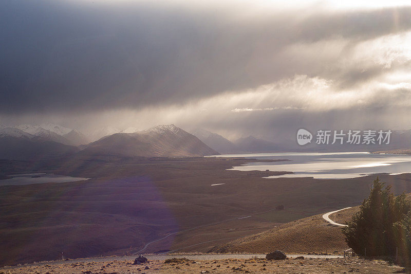 壮观的景色从约翰山天文台，戏剧性的暴风雨天空