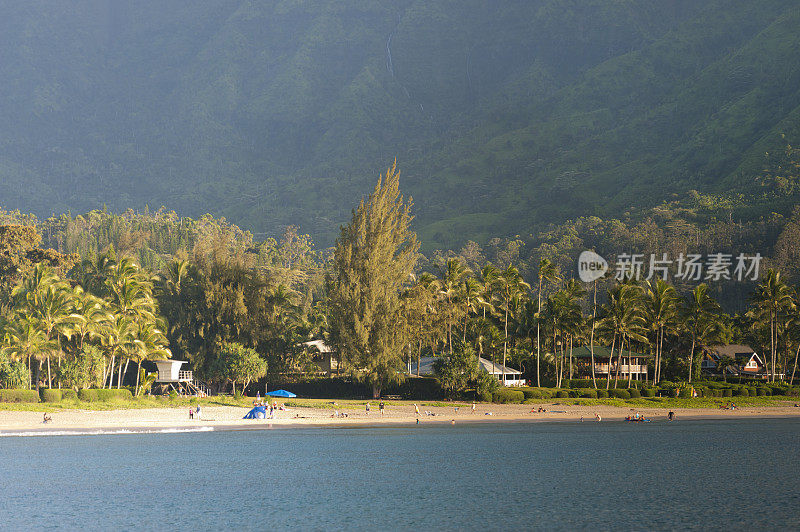 夏威夷哈纳雷海湾宁静的海滩景色