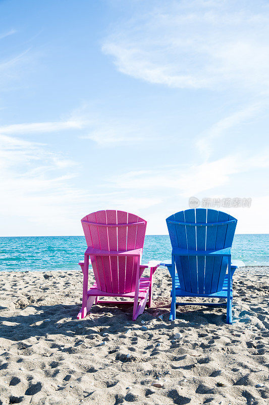 海滩上五颜六色的椅子