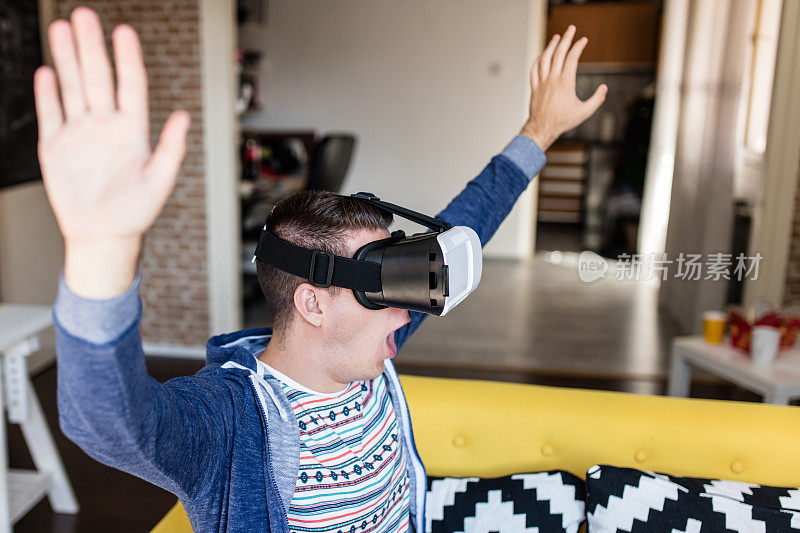 兴奋的人通过VR头盔体验虚拟现实