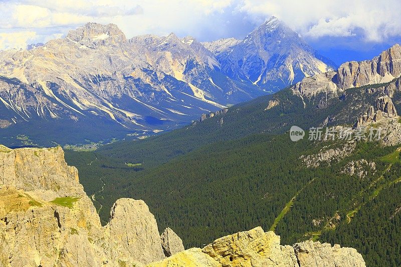 田园诗般的Lagazuoi山顶全景，五托里白云石，安特拉奥在地平线上，山顶山脉，戏剧性和雄伟的意大利泰洛阿尔卑斯山