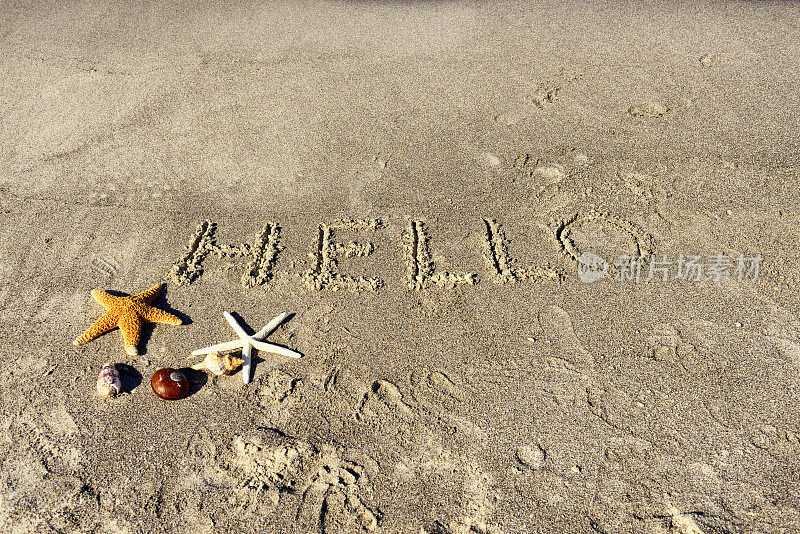 沙滩上写着“你好”