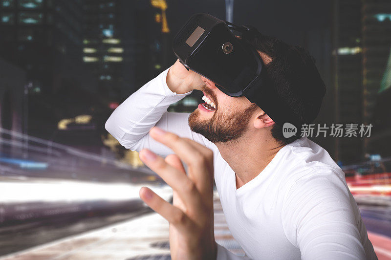 年轻人通过虚拟现实头盔体验虚拟现实