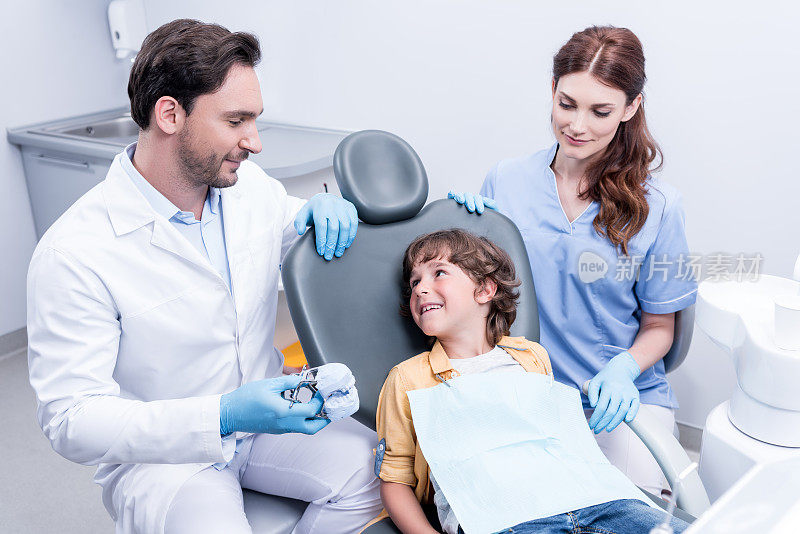 牙医在牙科诊所为小男孩检查牙齿做准备