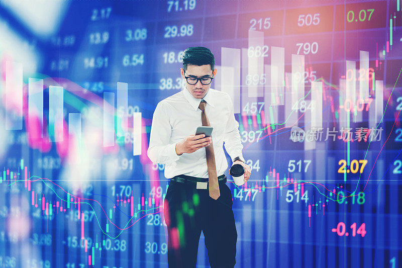 商人利用手机进行数字股票市场金融交易信息和交易图形背景