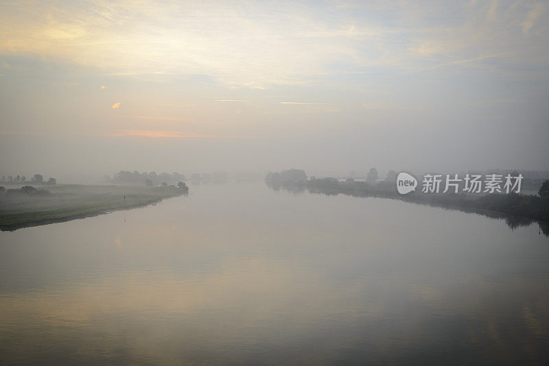 在一个美丽的秋天早晨，日出在IJssel河