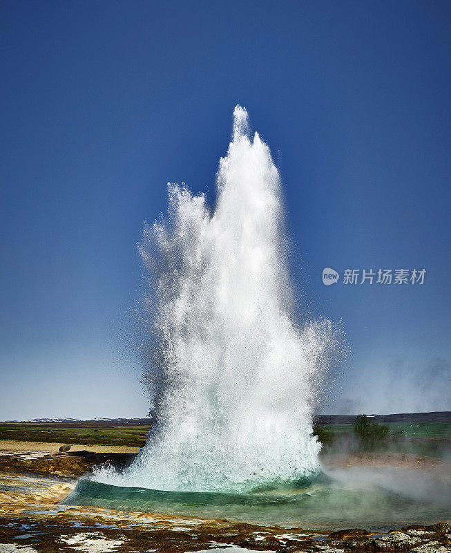 冰岛夏季喷发的间歇泉