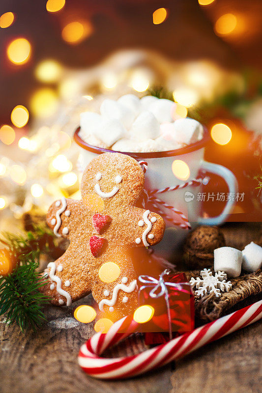圣诞卡与古董马克杯，热可可，棉花糖与圣诞节日装饰