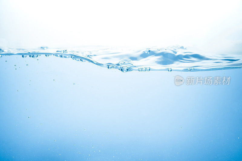 蓝色的水波浪和泡沫来清洁饮用水