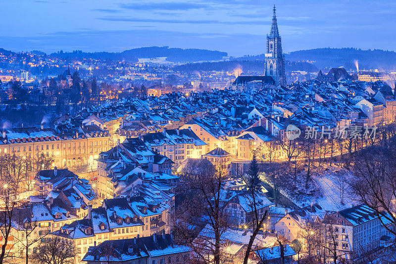 瑞士伯尔尼老城冬天被雪覆盖