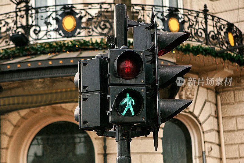 阿姆斯特丹的现代交通灯。绿灯亮着。过马路是允许的。欧洲。