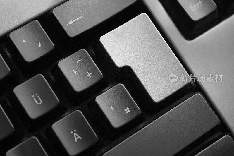 灰色键盘和银色的输入按钮