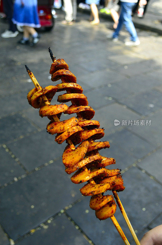 中国西安小吃:西安清真美食街的木棒烤面筋