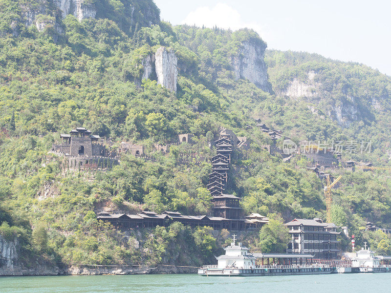 长江游船到三峡大坝，参观中间的当地小村庄。2014年4月11日在中国湖北省宜昌市旅游。
