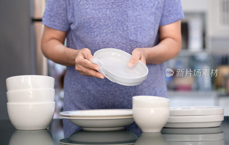 女人清洁产品概念擦拭餐具清洁剂在家里和厨房