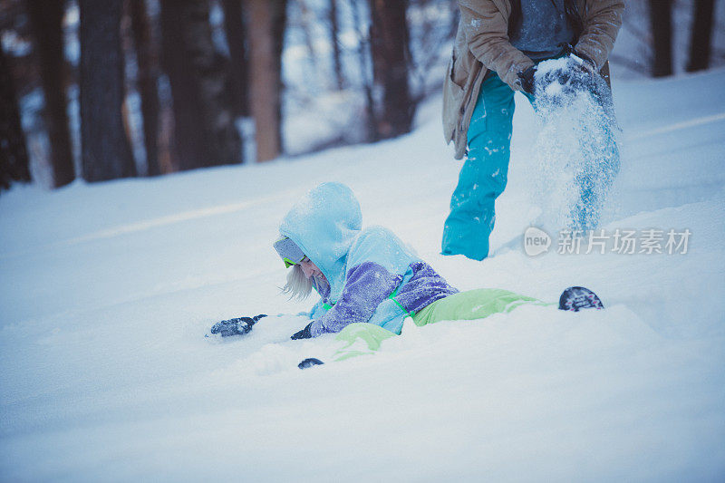 两个男人躺在雪地上