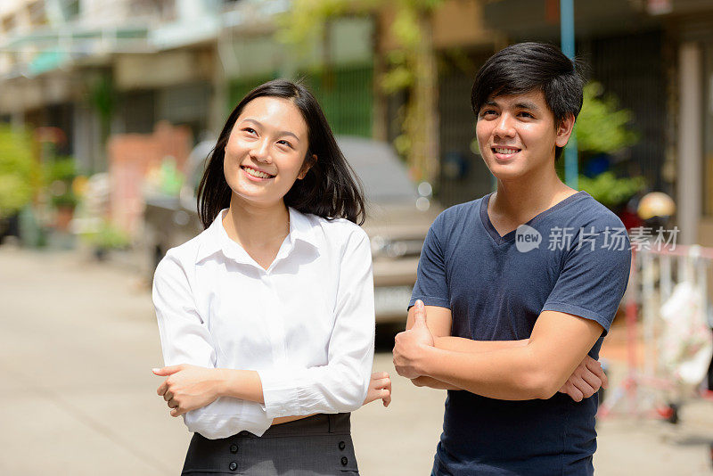 年轻英俊的亚洲男人和年轻美丽的亚洲女人一起探索曼谷周围的城市泰国