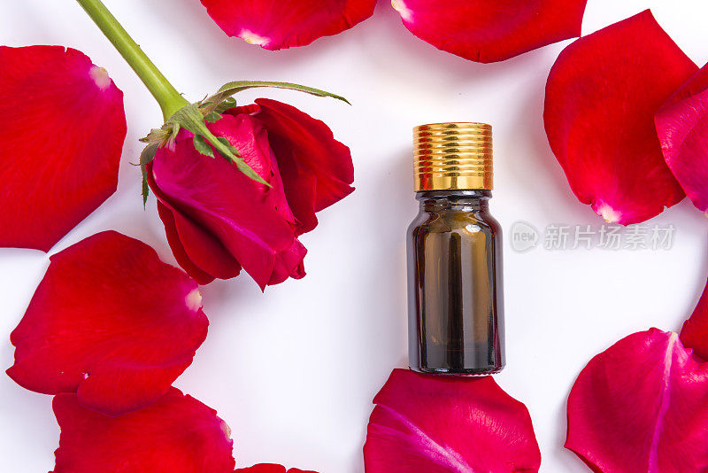 俯视图玫瑰花瓣和芳香疗法精油