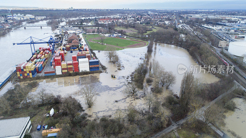 德国莱茵河和美因河的工业区被洪水淹没