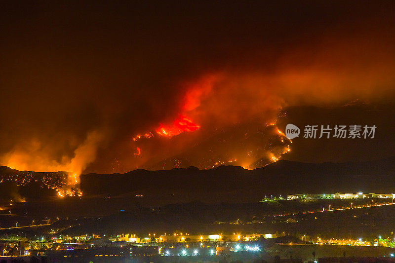 圣塔克拉利塔大火的夜间曝光照片