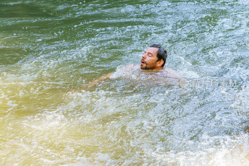 一个巴西人在河里游泳