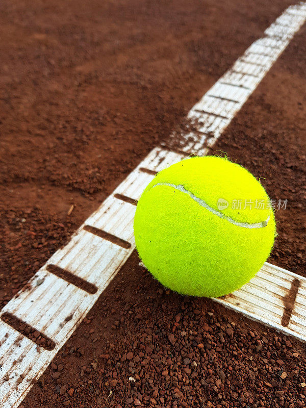 网球场上的球拍和网球