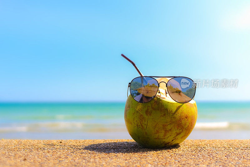 沙滩上戴着太阳镜的椰子
