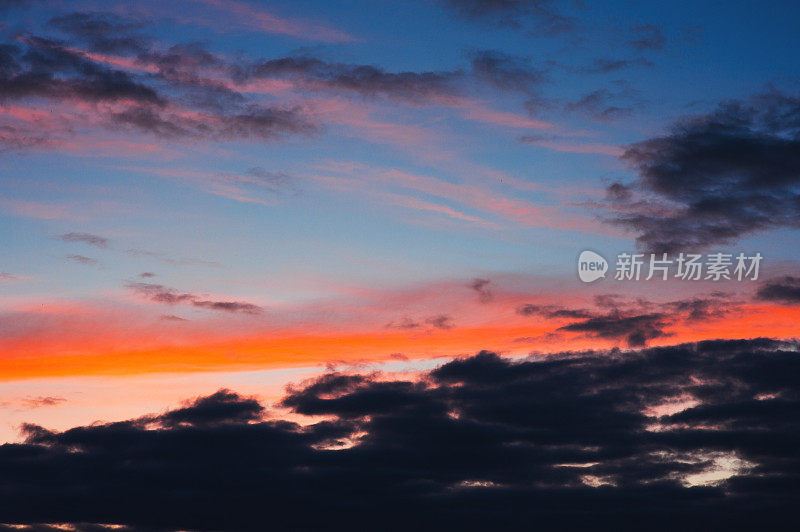 史诗日落天空背景，戏剧性明亮的日落户外拍摄天气照片