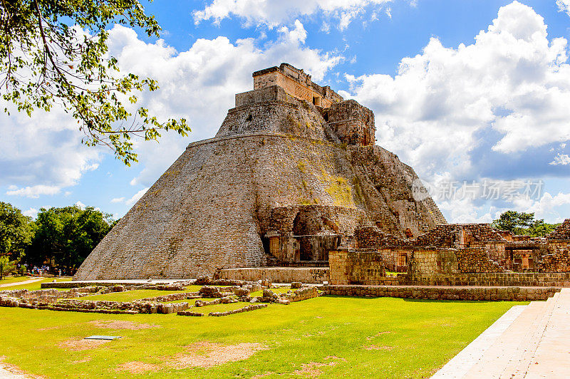 魔术师金字塔，中美洲阶梯金字塔，Uxmal，一个古典时期的古玛雅城市。联合国教科文组织世界遗产