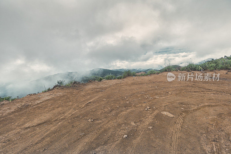 泥石路在薄雾下运动模糊在山中