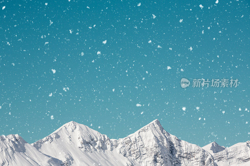 《山间降雪》