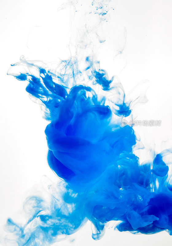墨水在白色背景上孤立的水里打旋。水里的油漆。柔软的传播水滴蓝色墨水在水的特写。抽象的背景。软焦点