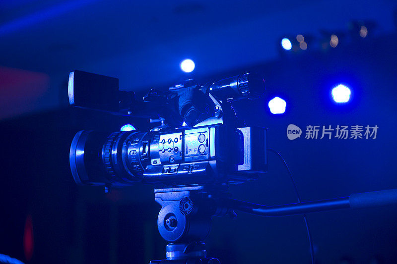 在蓝光下，电视摄像机的特写镜头。