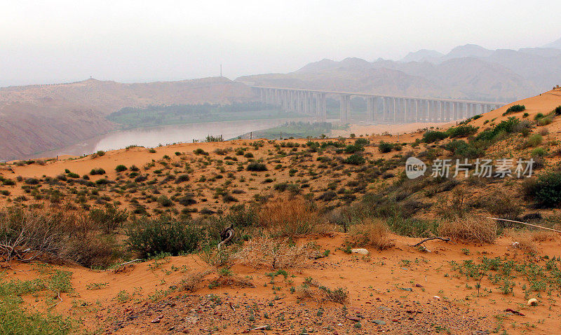 腾格里沙漠的背景黄河(黄河)，沙坡头区，中国