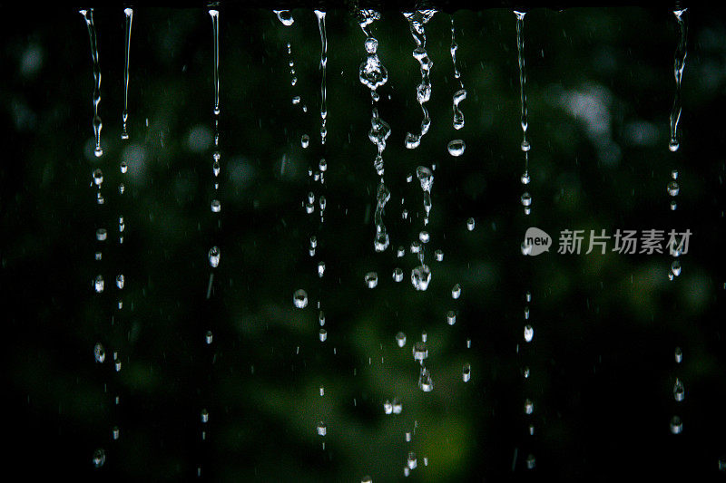 雨水从屋顶流下来