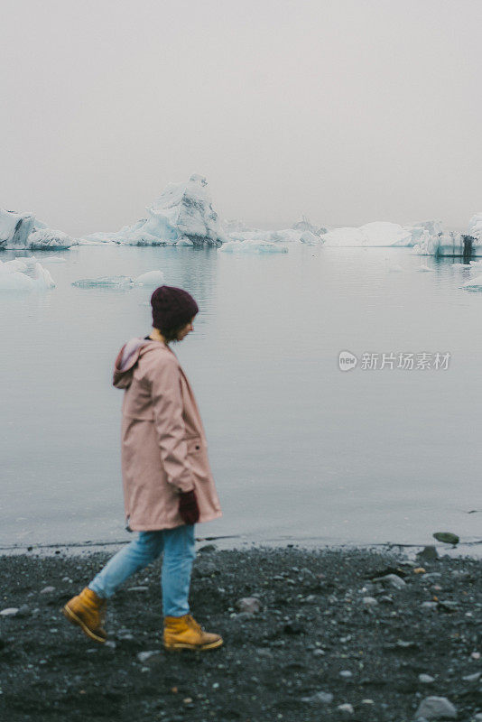 在Jokulsarlon附近行走的女人