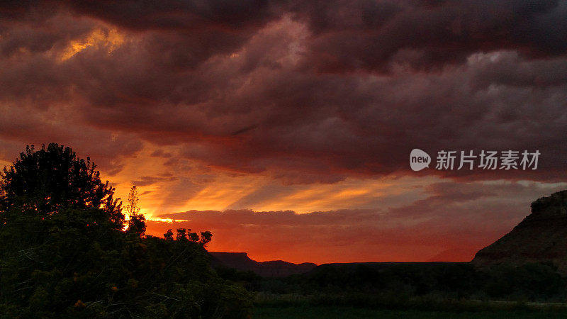 犹他州锡安国家公园附近的维珍河谷日落时戏剧性的层云和积云