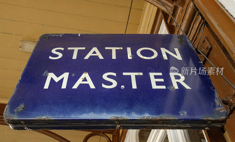 英国蒸汽时代火车站的大型老式金属信息标志。
