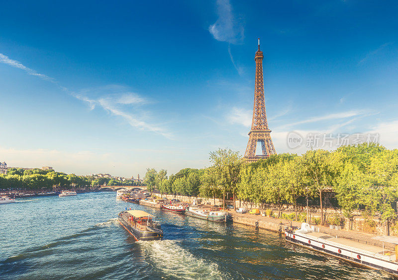 法国巴黎的埃菲尔铁塔，在一个夏日与塞纳河和游船