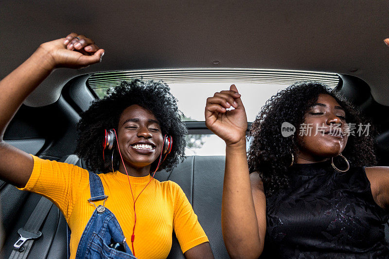 黑人女孩在车里玩得很开心