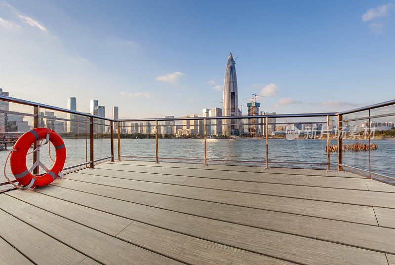 空荡荡的阳台和深圳的城市天际线