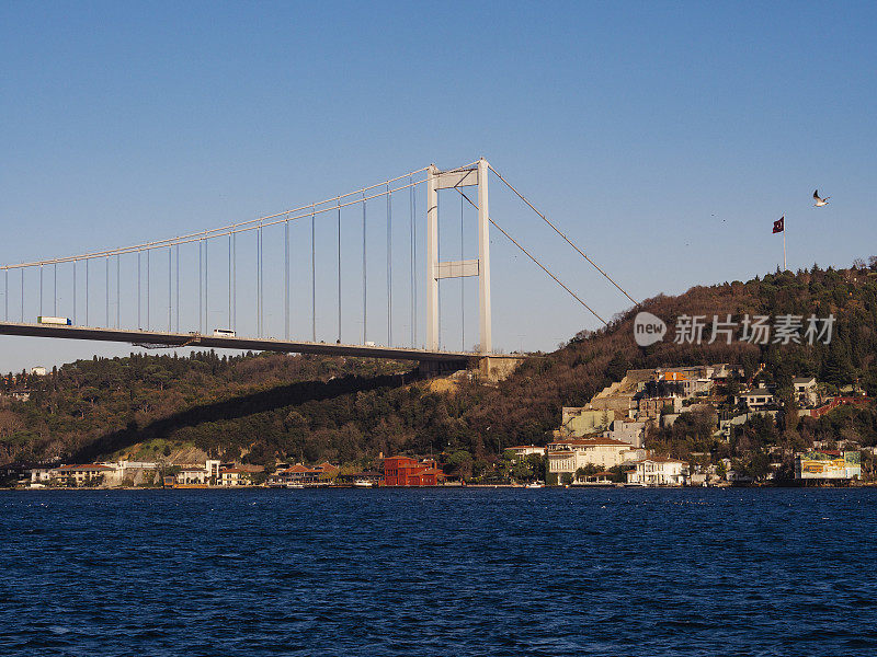 横跨博斯普鲁斯海峡的大桥