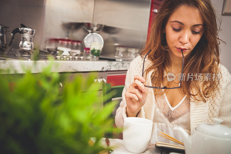 年轻女子独自在家吃早餐