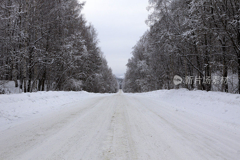 白雪覆盖的道路